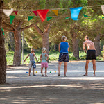 Famille qui joue à la pétanque au camping Le Sainte Marie