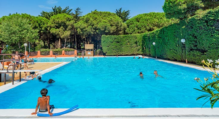 Pisine chauf&eacute;e et bassin de nage du camping Le Sainte Marie