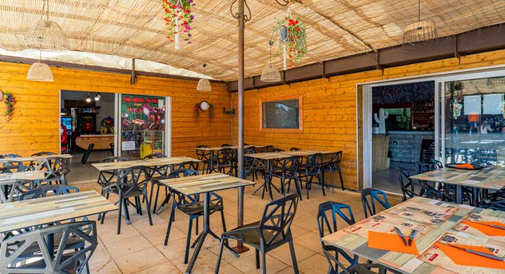 Terrasse du bar-restaurant du camping