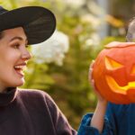 Famille qui fête Halloween au camping