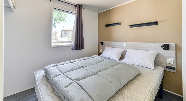 Chambre avec lit double mobil-home Premium