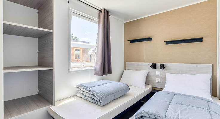 Chambre avec lits simples mobil-home Premium